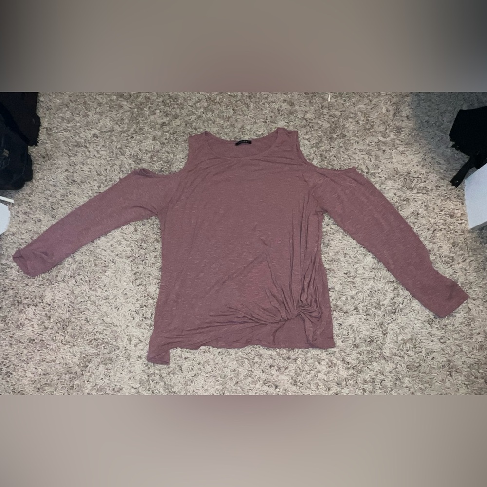 Boutique long sleeve size medium mauve cold shoulder top with knot at waist EUC